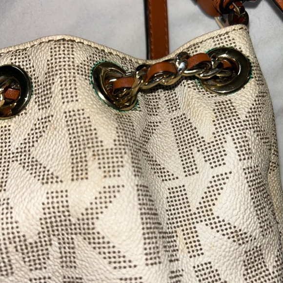 Crossbody Michael Khors Purse with chain "draw string" - Picture 4 of 6